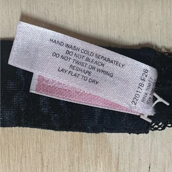 Vintage Victoria’s Secret Very Sexy Black Lace Valentines Bra 34B - Picture 9 of 10